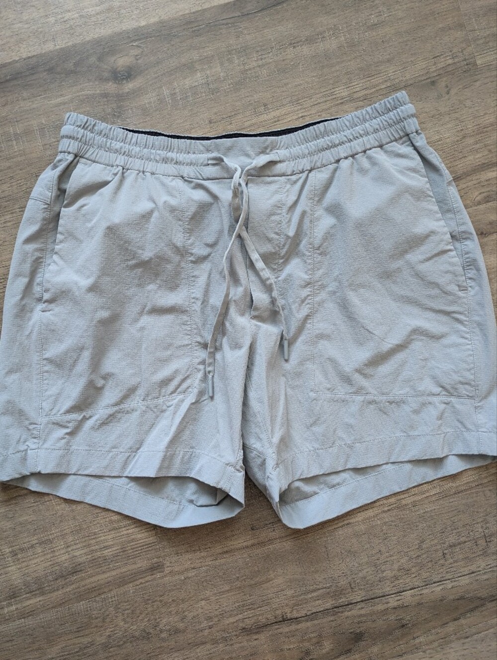 Lululemon Light Gray Elastic Waist Drawstring Shorts Sz L